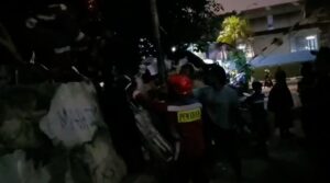 seorang-pria-menceburkan-diri-ke-kali-dekat-museum-bahari-dan-hendak-mengakhiri-hidupnya-damkar-dan-polisi-bantu-evakuasi-foto-1740665750763