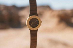 jam-tangan-kayu-mini-rosebrown-elegan-dan-stylish-dalam-warna-cokelat-gelap