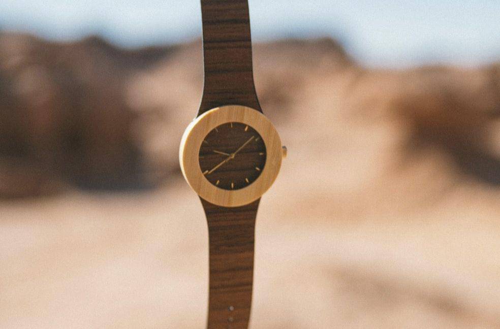 jam-tangan-kayu-mini-rosebrown-elegan-dan-stylish-dalam-warna-cokelat-gelap