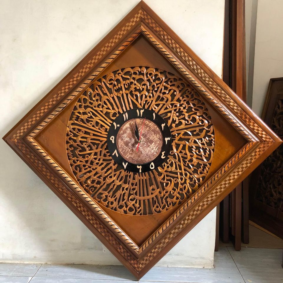 keindahan-jam-dinding-kayu-ukir-untuk-dekorasi-rumah